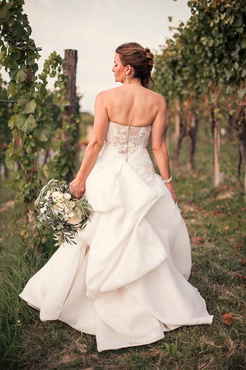 An amazing wedding dress in Langhe vineyards