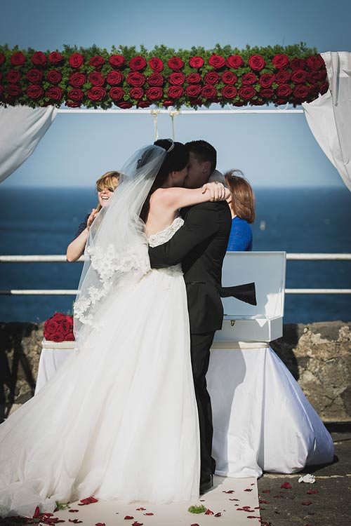 Angela and Charlie are a very young American couple who have decided to crown their dream of love in beautiful Sicily