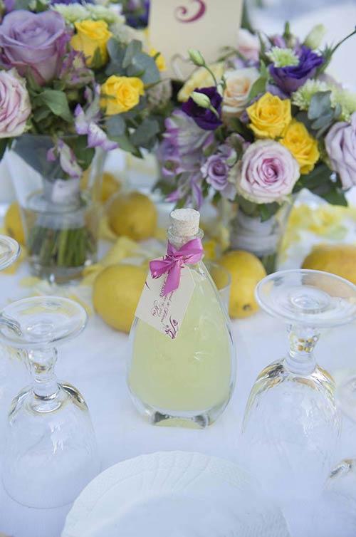 A bottle of Limoncello liquor as a favor for each guest, a real mediterranean style.