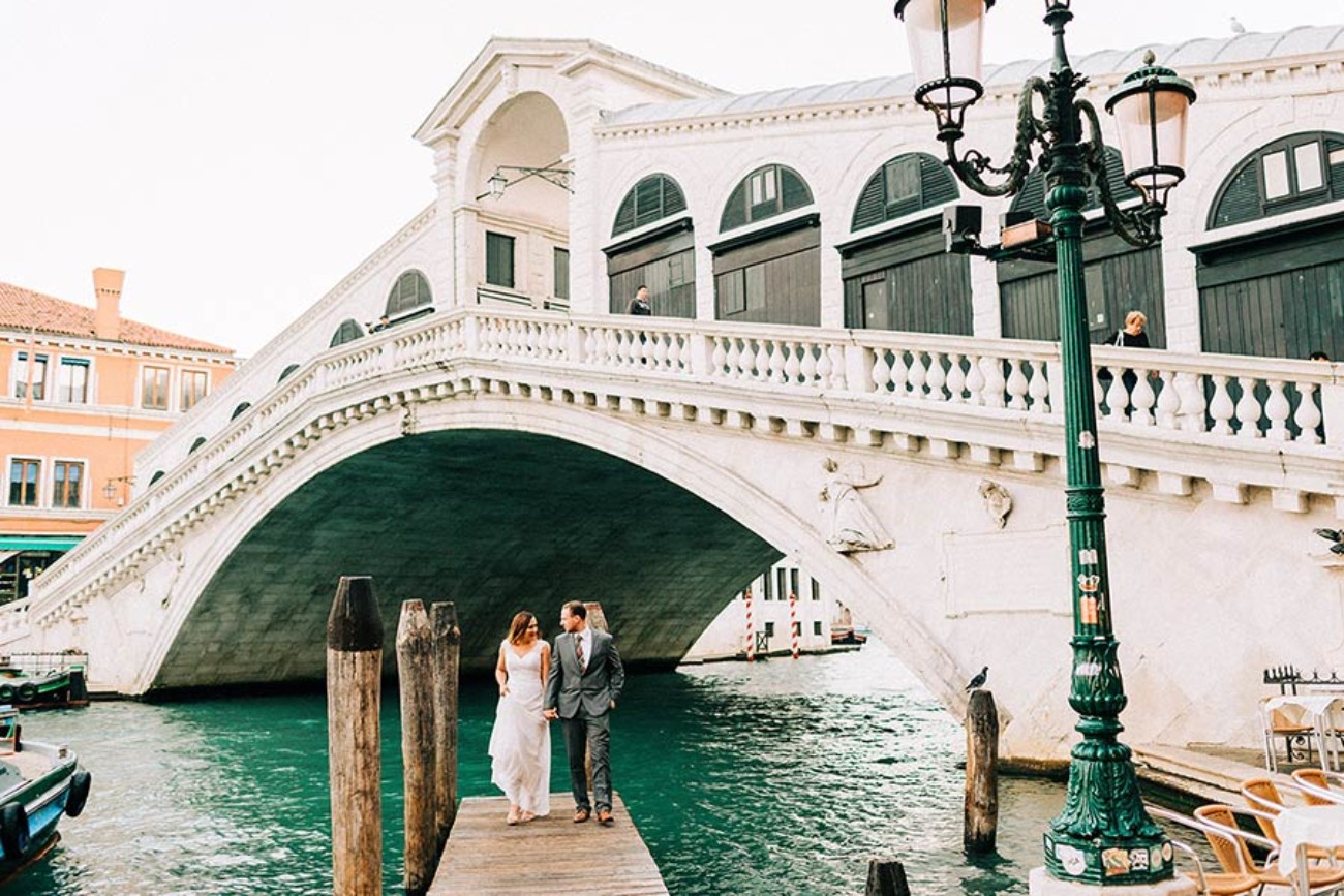Rialto Bridge in Venice, destination wedding in Italy - photo by Stefano Degirmenci