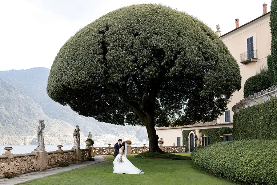 Romantic portraits in the gardens of a Lake Como villa, surrounded by timeless beauty.