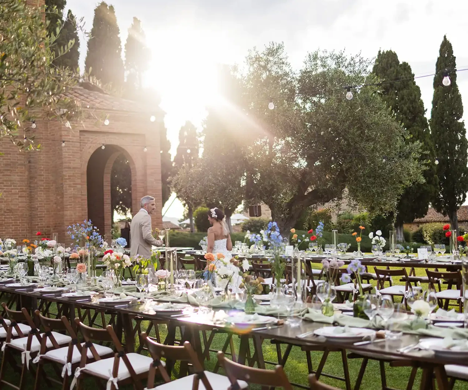 Outdoor wedding reception in the Tuscan countryside